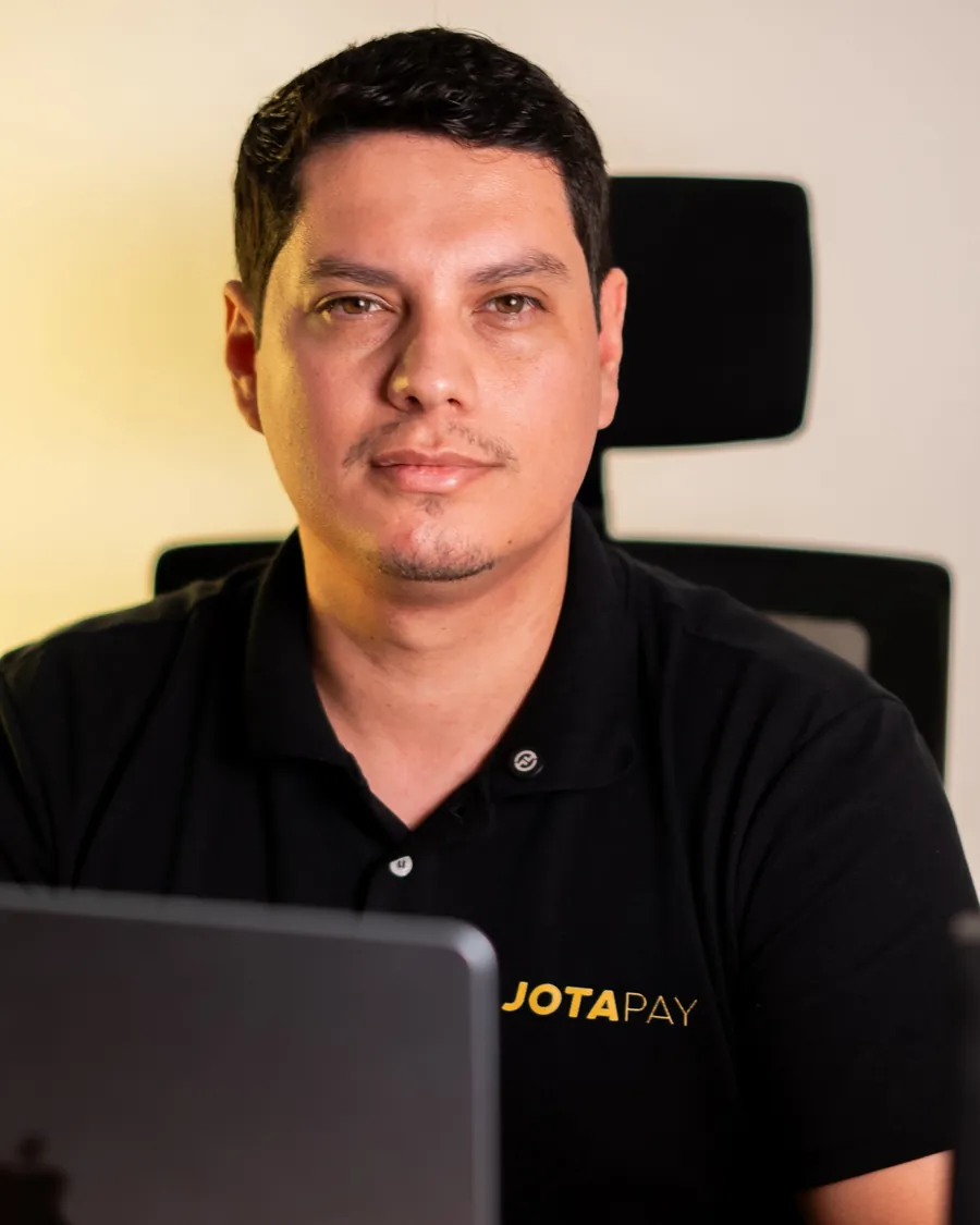 Atendente da Jotapay com camisa da marca