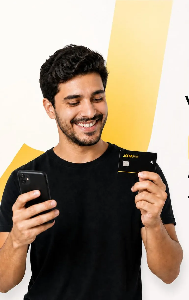 Cliente sorrindo com celular e cartão Jotapay na mão