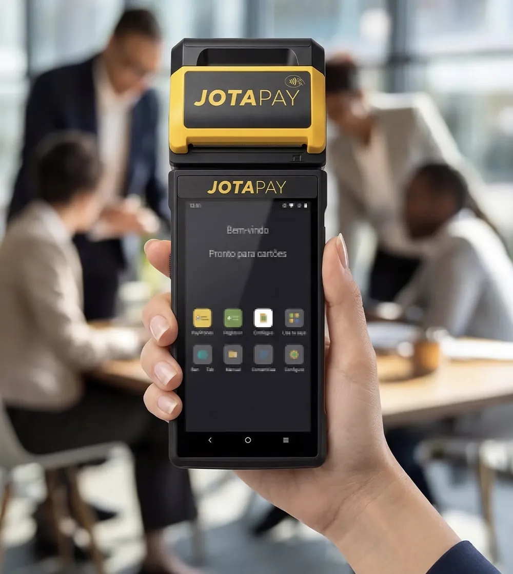 Mão segurando a maquininha Jota Smart pronta para receber cartão